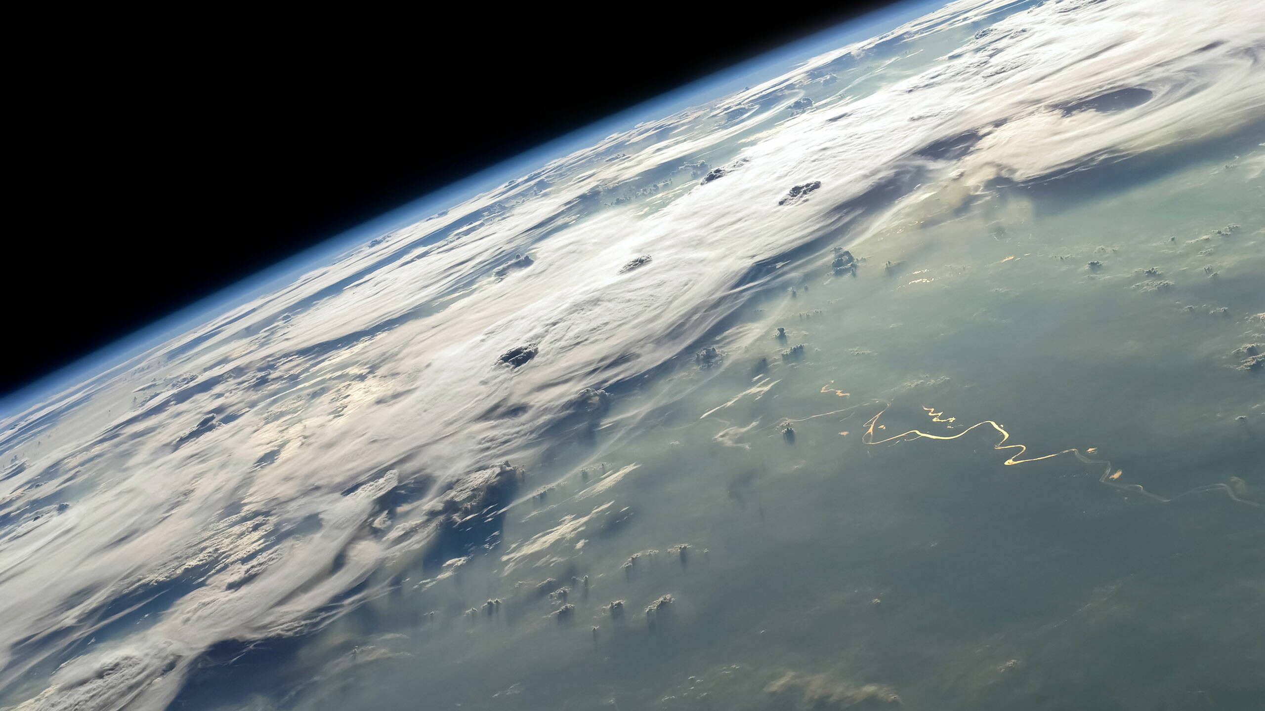 Zoom: earth-horizon.jpg