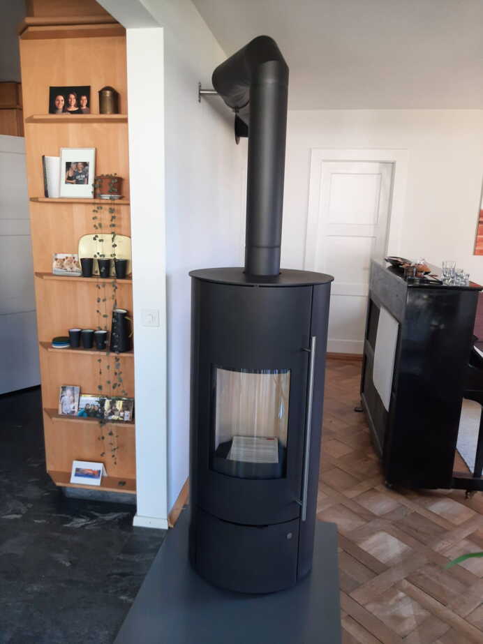 Schwedenofen Termoisotta D.S.A. wasserführend, Guss schwarz Montagebeispiel