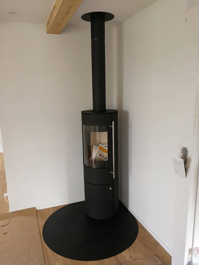 Poêle Cheminée Tipas Plus Compact Acier noir Exemple d’installation