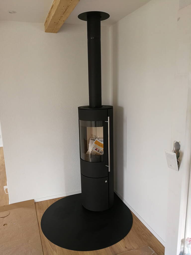 Poêle Cheminée Tipas Plus Compact Acier noir Exemple d’installation