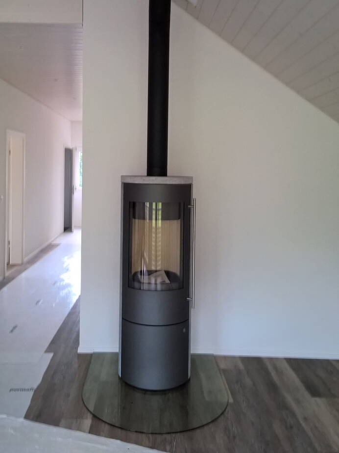 Poêle Cheminée Tipas Plus Compact Pierre naturelle Exemple d’installation