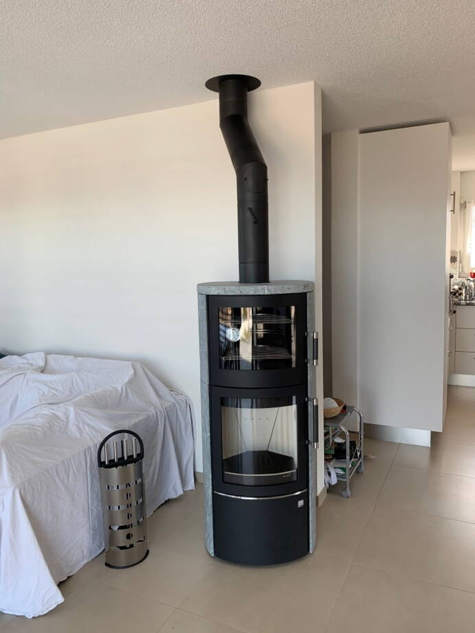 Poêle Cheminée Hark 44-5.Roma GT ECOplus avec four, pierre ollaire Exemple d’installation