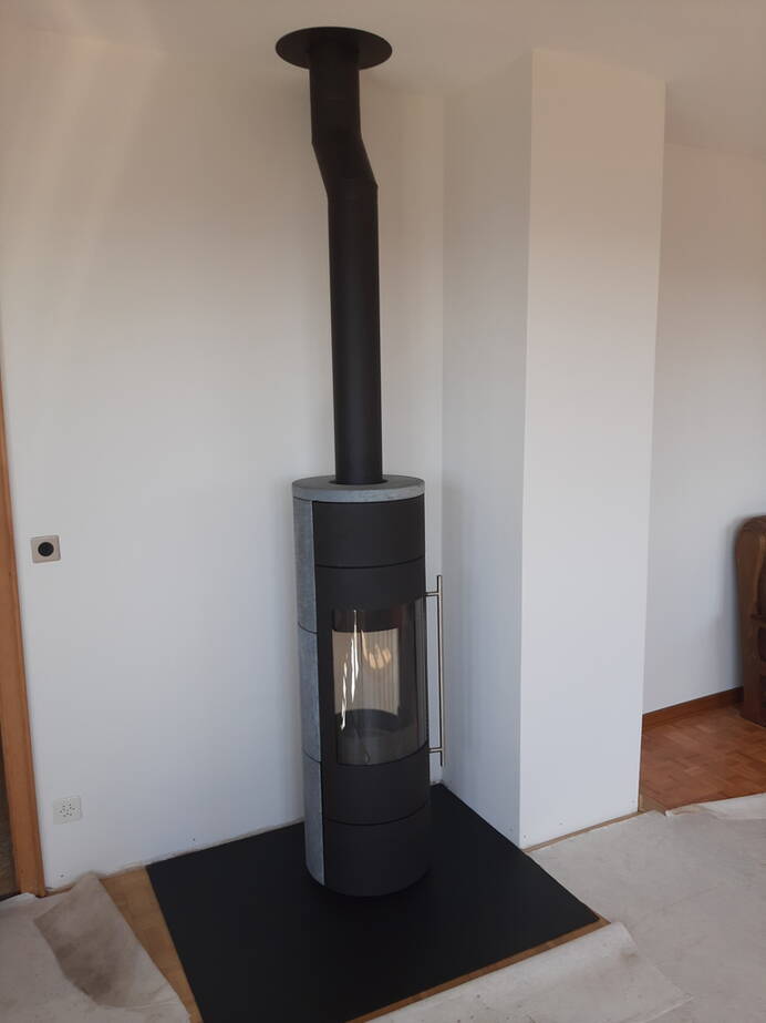 Poêle Cheminée Tipas Compact Powerbloc Pierre naturelle Exemple d’installation