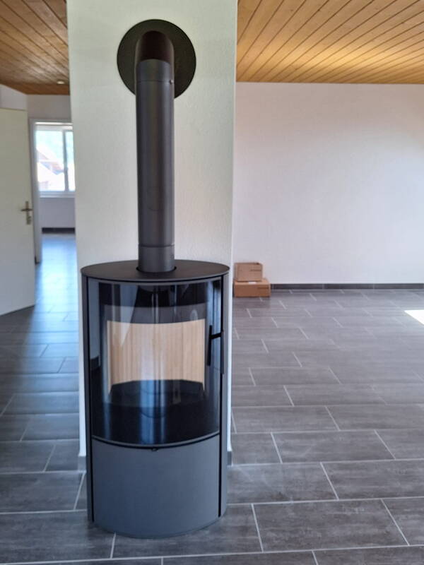 Schwedenofen Sovrana Easy Stahl schwarz Montagebeispiel Schwedenofen Sovrana Easy Stahl schwarz Montagebeispiel