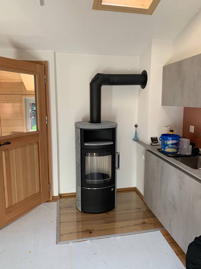 Poêle Cheminée Hark 44-5.3 ECOplus Pierre naturelle Exemple d’installation