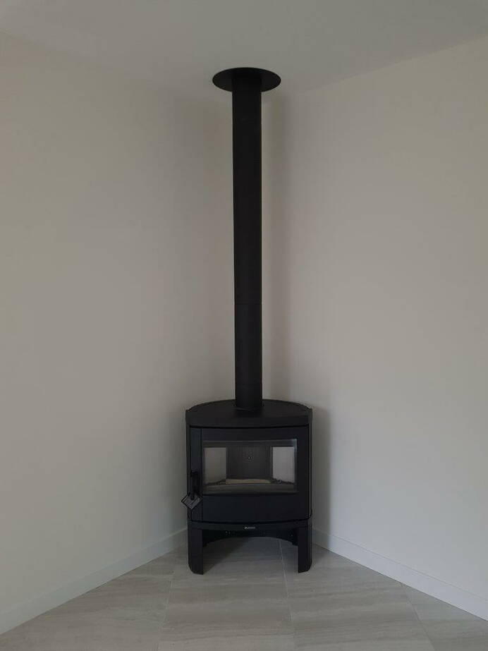 Poêle Cheminée Jennifer Fonte noir Exemple d’installation