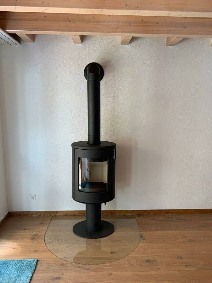 Schwedenofen Lamia T Stahl schwarz Montagebeispiel