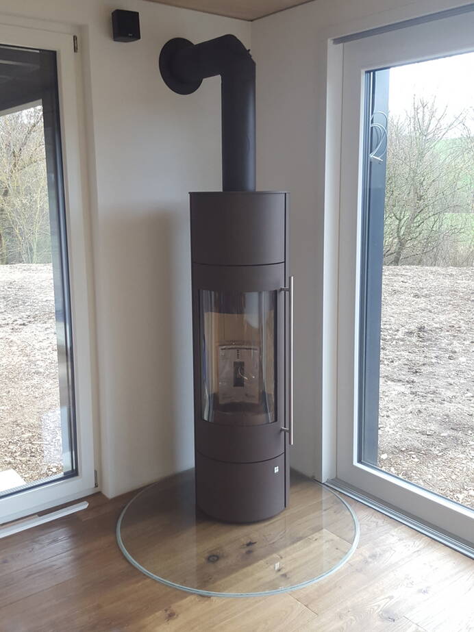 Schwedenofen Palena H Compact Stahl schwarz Montagebeispiel