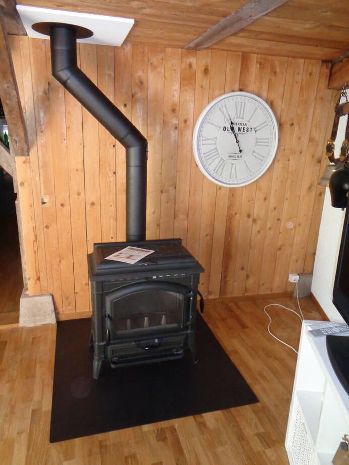 Poêle Cheminée Isotta avec plaque de cuisson fonte noir Exemple d'installation