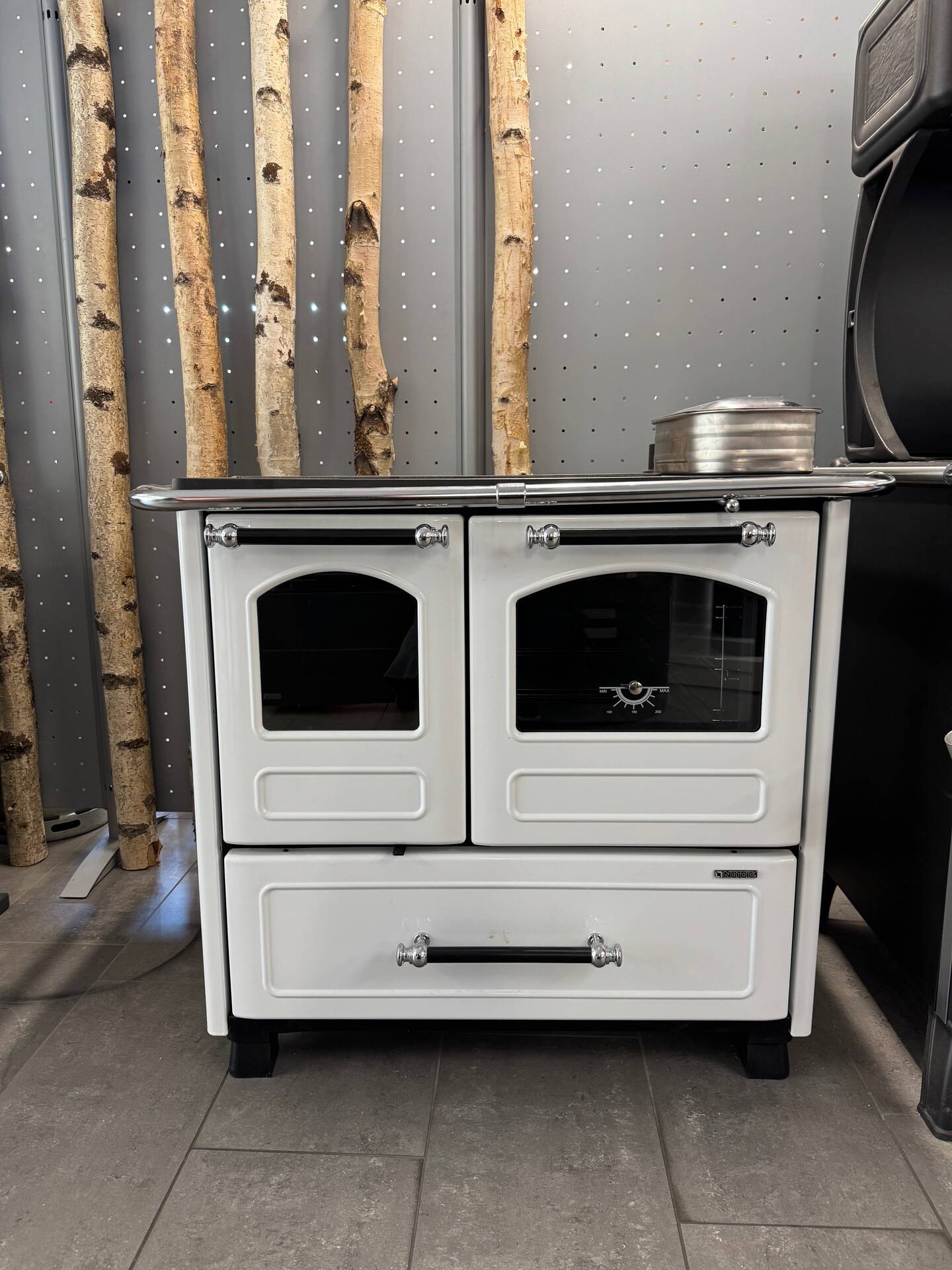 Poêle / Potager

Family blanc emaillé **modèle d'expo** au lieu de 2 390.-seulement CHF 1 900.-