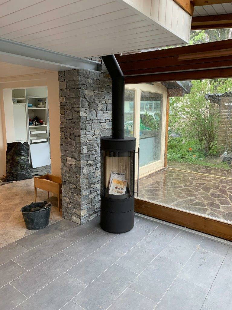 Schwedenofen Pular Compact Stahl schwarz Montagebeispiel