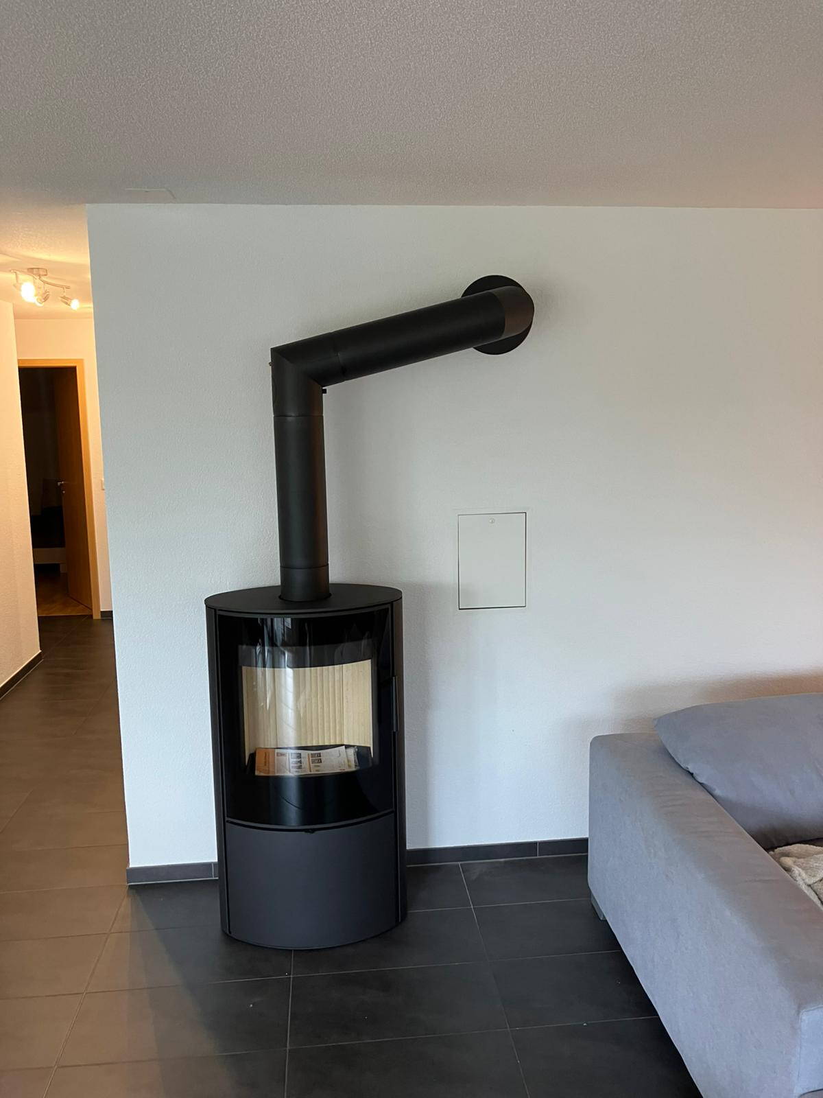 Schwedenofen Sovrana Easy Stahl schwarz Montagebeispiel Schwedenofen Sovrana Easy Stahl schwarz Montagebeispiel