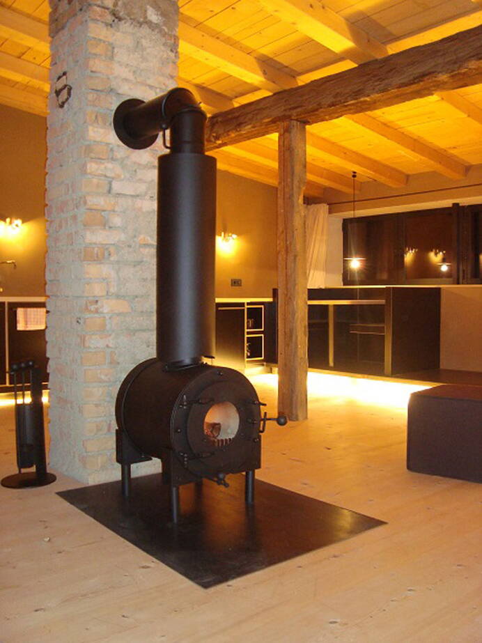 Poêle Cheminée Firetube Air Acier noir, module de base et changeur de chaleur Exemple d’installation