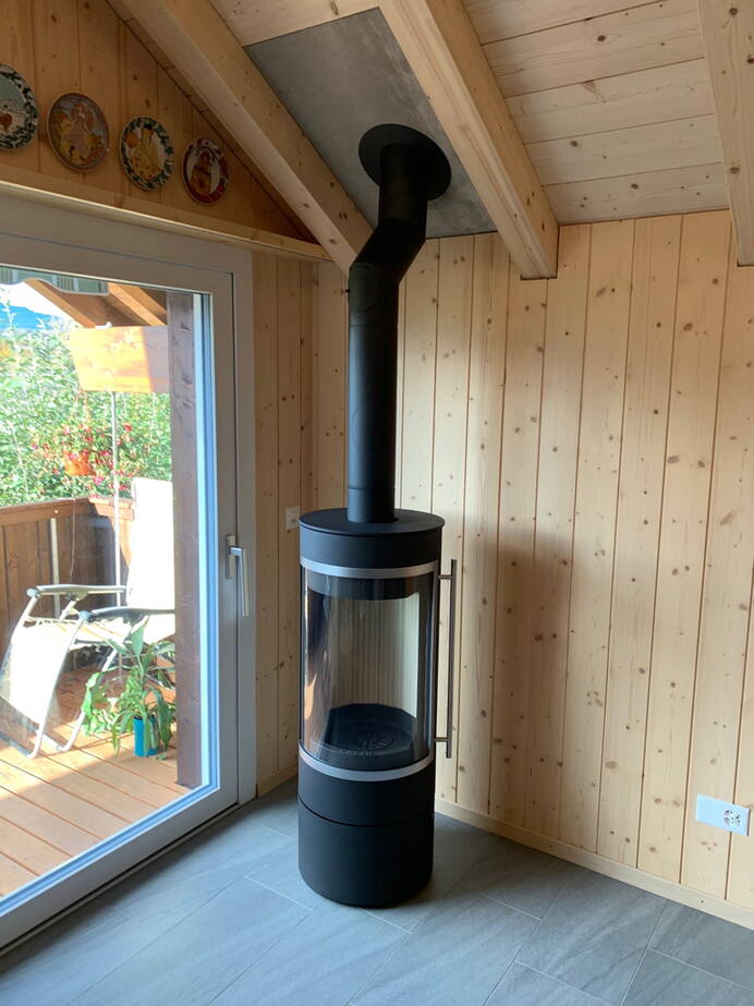 Poêle Cheminée Pular Compact Acier noir Exemple d’installation
