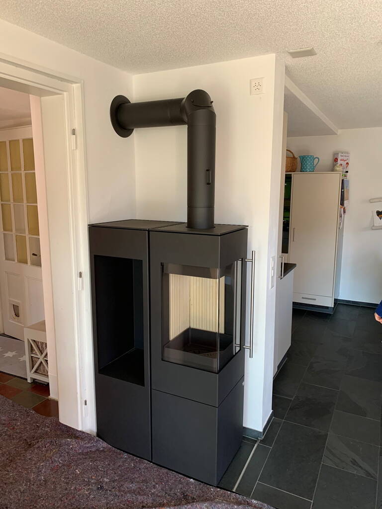 Poêle Cheminée Ipala Smart Compact avec compartiment bois acier noir Exemple d’installation