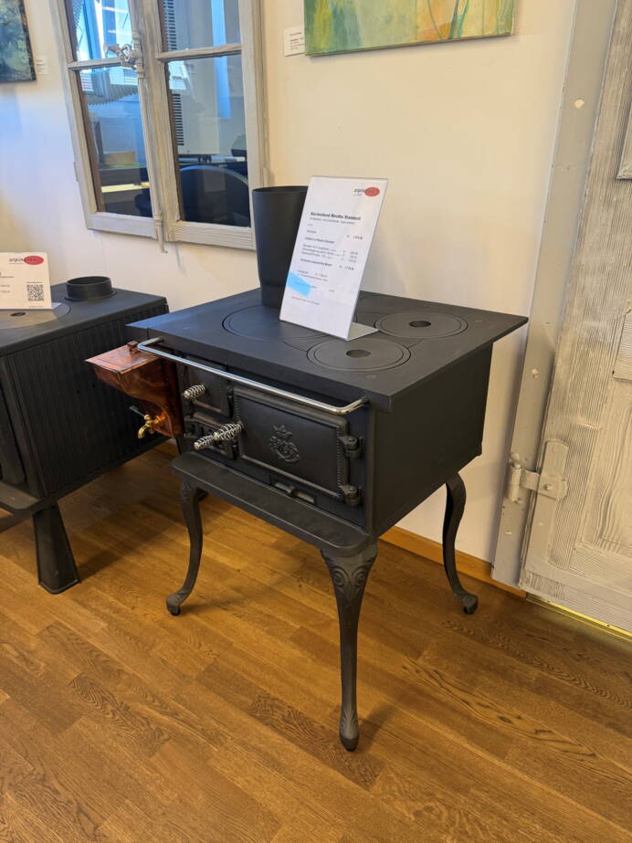 Cuisinière à bois

Westbo Standard Fonte noir au lieu de CHF 3 770.- seulement CHF 2 800.-