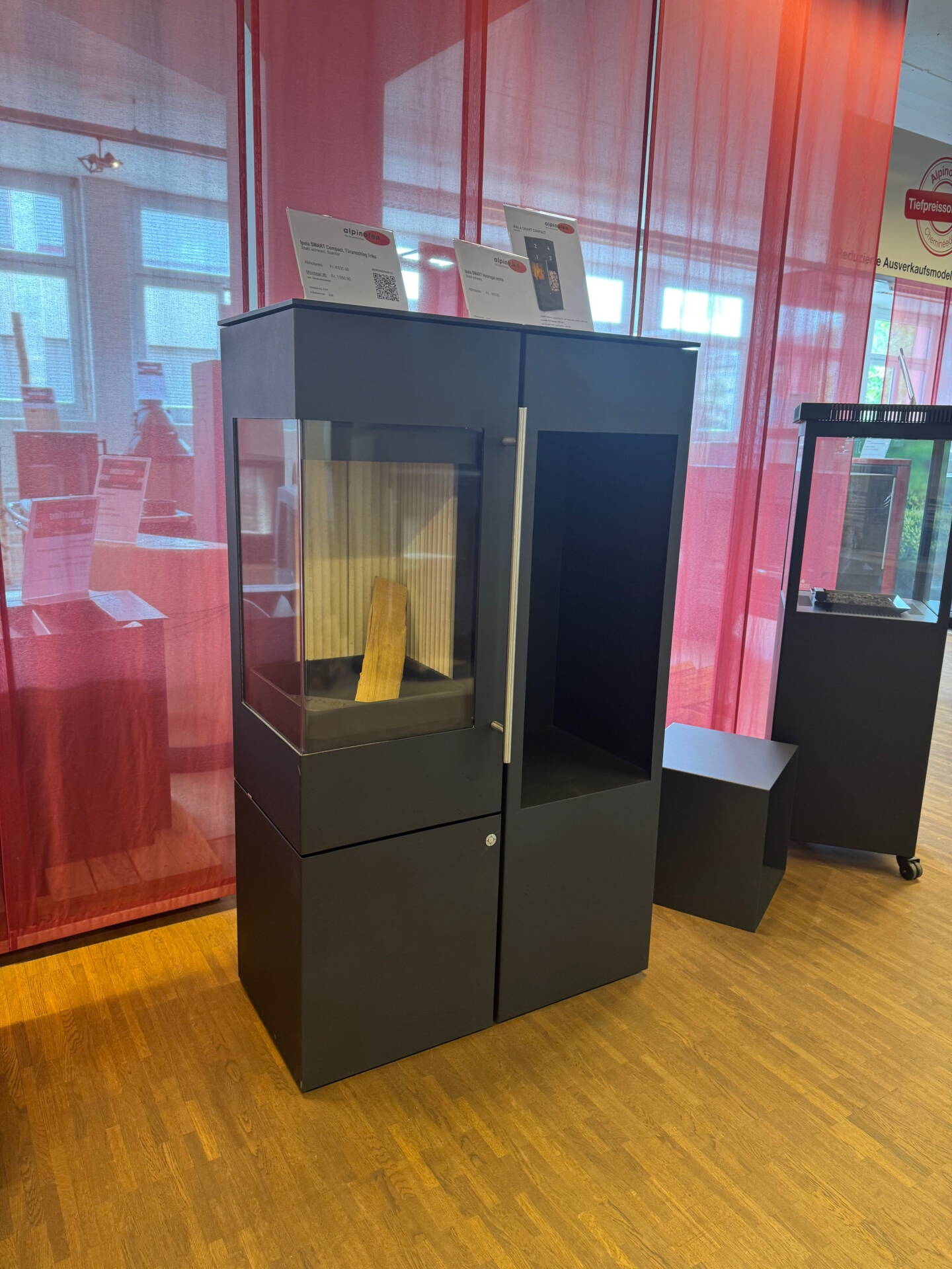 Poêle 

Ipala smart avec niche à bois acier noir au lieu de CHF 5 800.-seulement CHF 5 100.-