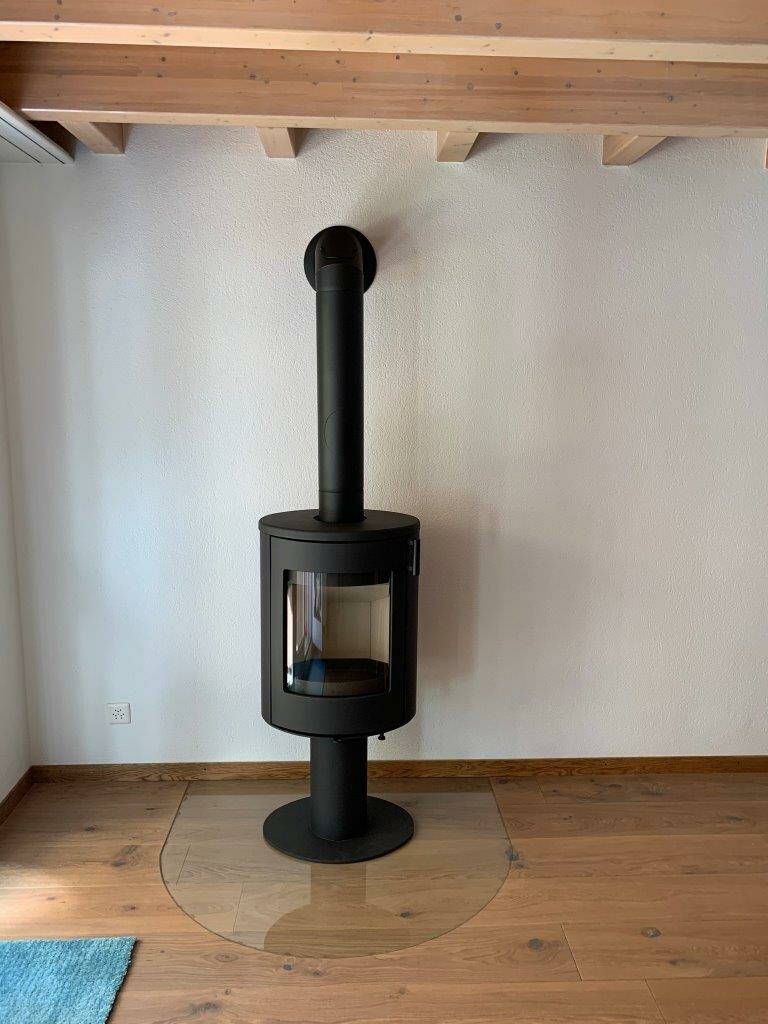 Poêle Cheminée Lamia T Acier noir Exemple d'installation