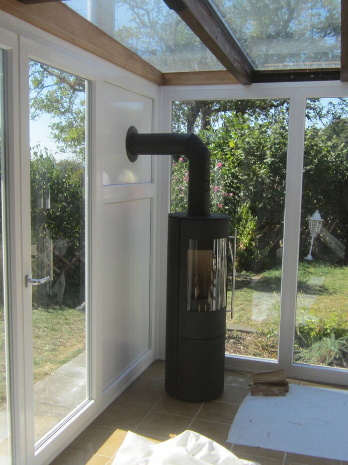 Poêle Cheminée Tipas Plus Compact Acier noir Exemple d’installation