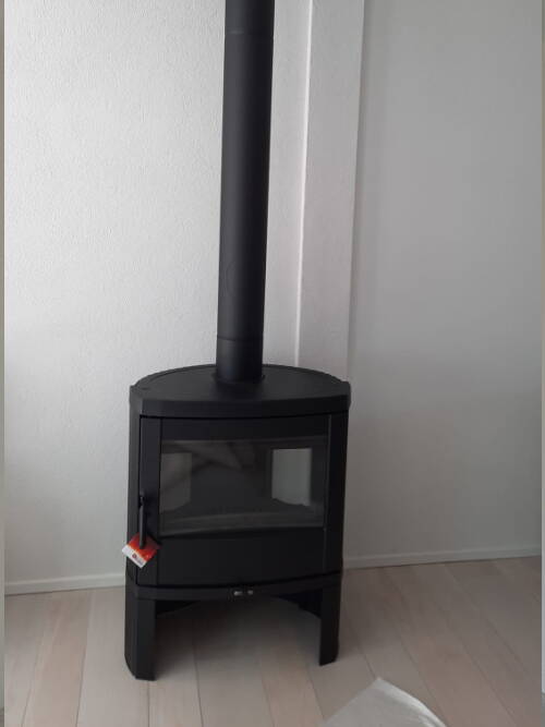 Schwedenofen Jennifer Guss schwarz Montagebeispiel