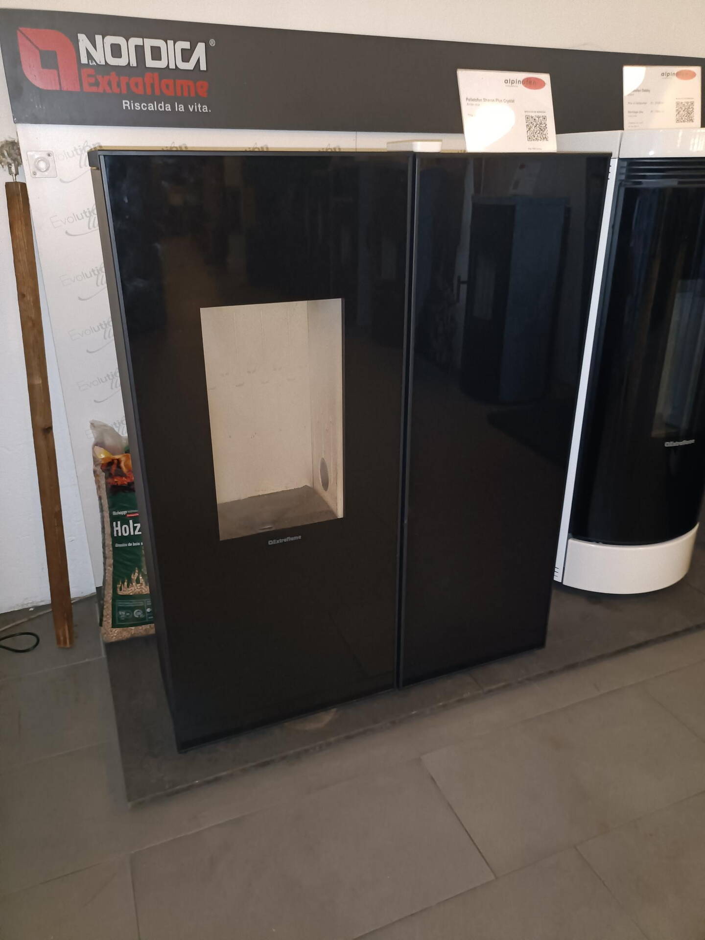 Poêle à Pellets

Sharon crystal noir **modèle démonstration** au lieu de 5 320.-seulement CHF 3 990.-