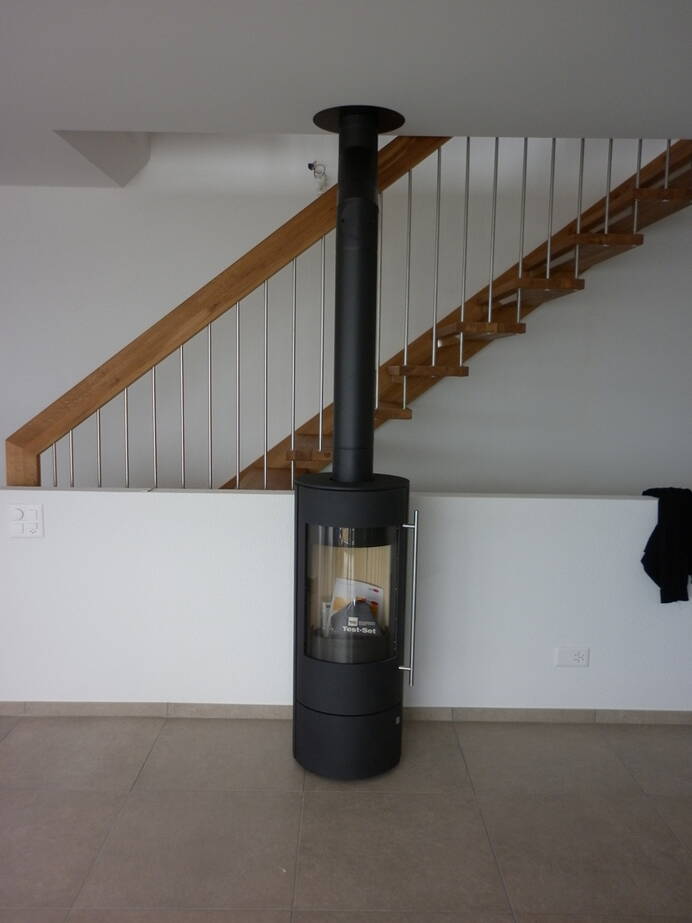 Poêle Cheminée Tipas 2 Compact Acier noir Exemple d’installation
