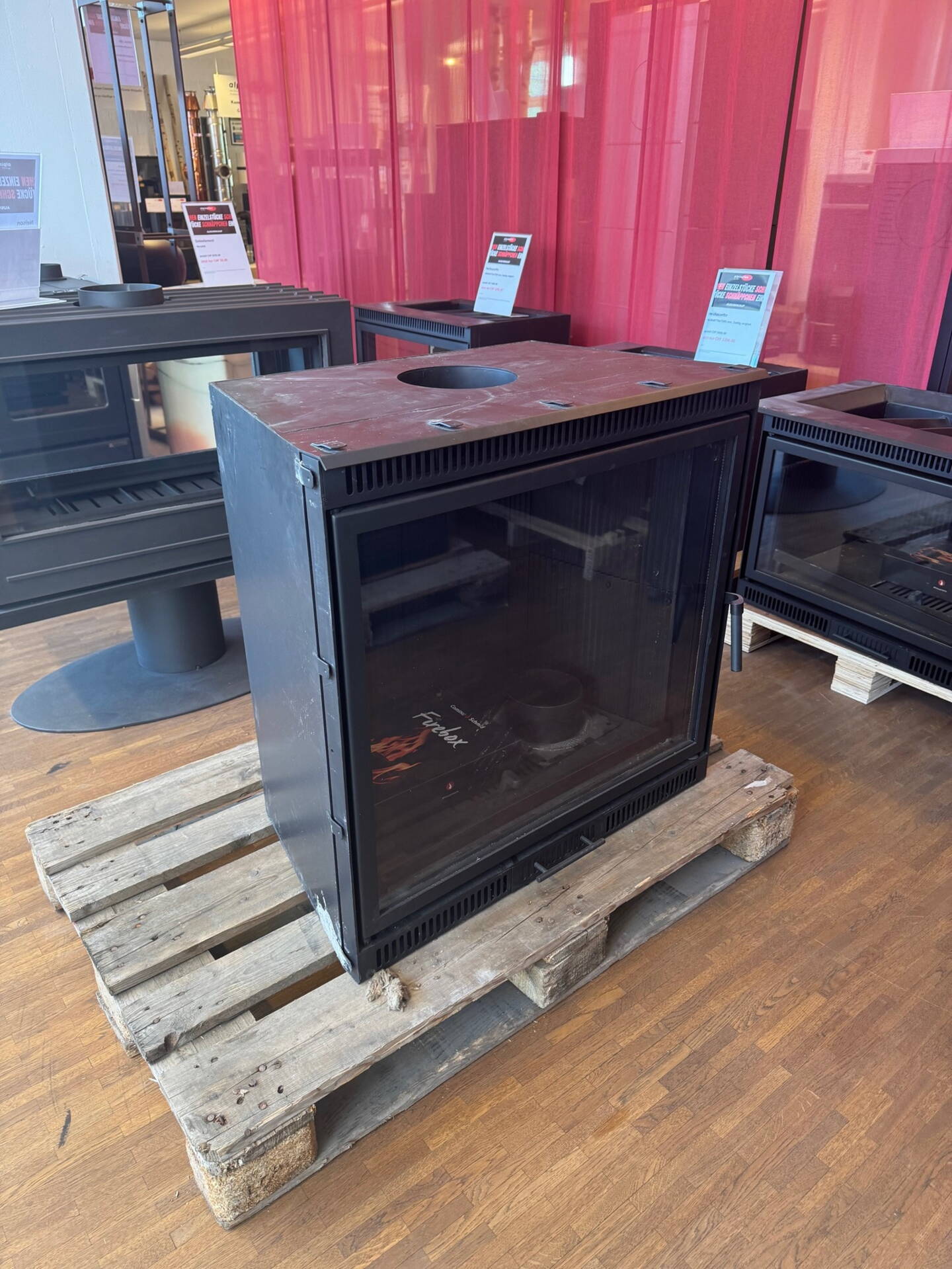 Heizkassette

Front verglast mit STUTZEN H 760 x B 780 x T 440 mm statt CHF 5'700.-nur CHF 1'900.- 