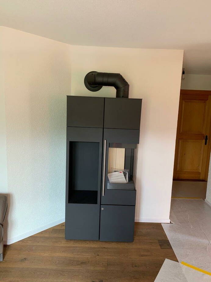 Poêle Cheminée Ipala Smart Compact avec compartiment bois acier noir Exemple d’installation