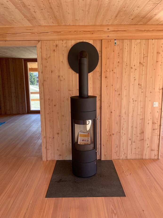 Schwedenofen Tipas Compact Powerbloc Stahl schwarz Montagebeispiel