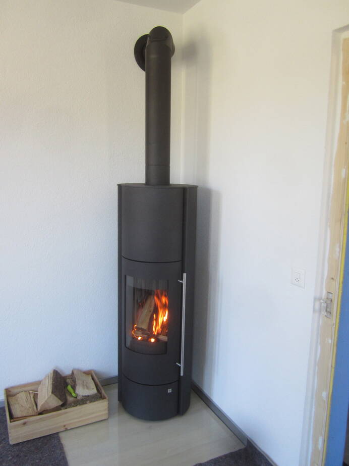 Poêle Cheminée Tenorio Powersystem Compact Acier noir Exemple d’installation