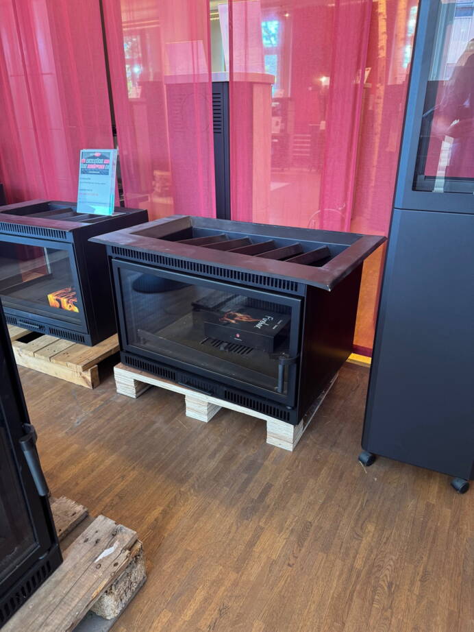 Heizkassette

Front verglast mit STUTZEN H 525 x B 800 x T 590 mm statt CHF 5'900.-nur CHF 1'900.- 