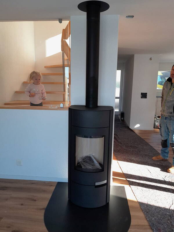 Schwedenofen Sovrana Easy Stahl schwarz Montagebeispiel Schwedenofen Sovrana Easy Stahl schwarz Montagebeispiel