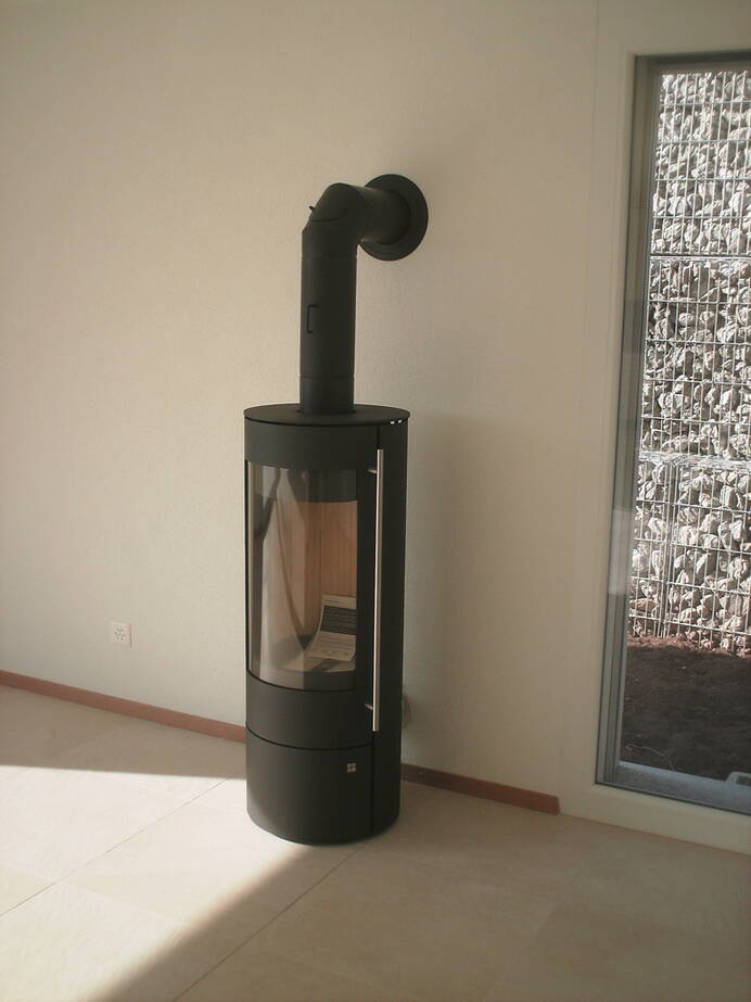 Poêle Cheminée Tipas 2 Compact Acier noir Exemple d’installation