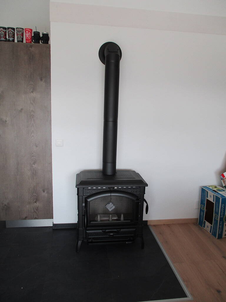 Poêle Cheminées Isotta Fonte noir Exemple d’installation