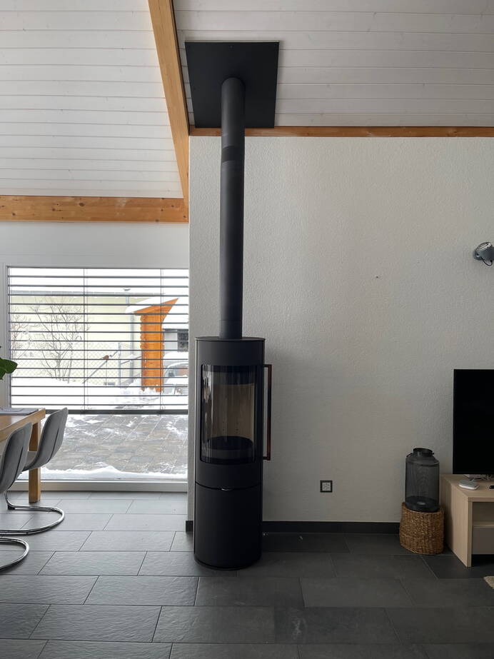 Poêle Cheminée Aria Pura acier noir Exemple d'Installation