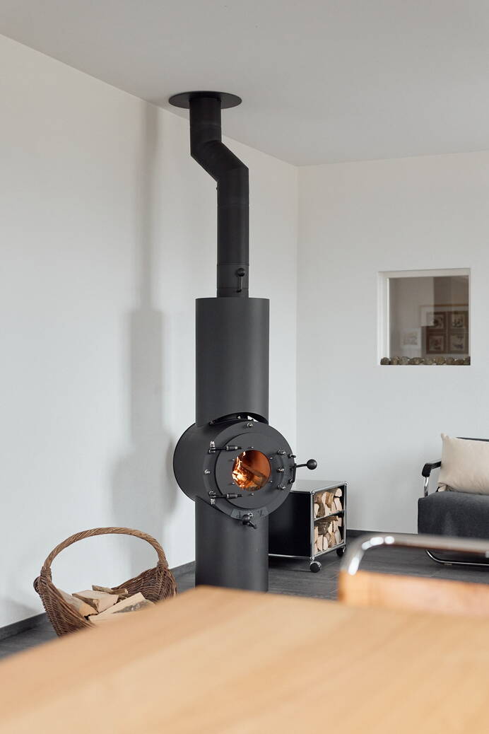 Schwedenofen Firetube Shorty slick, 360° drehbar Stahl schwarz, Grundmodul, Sockel 60 mm hoch Montagebeispiel