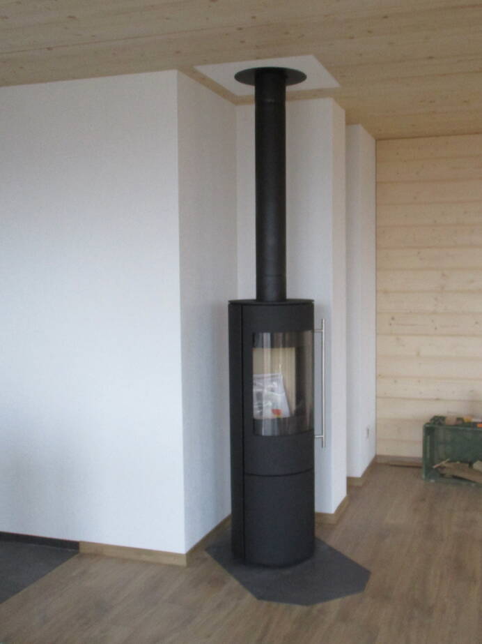 Poêle Cheminée Tipas Plus Compact Acier noir Exemple d’installation