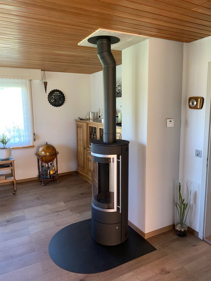 Poêle Cheminée Pular Compact Acier noir Exemple d’installation