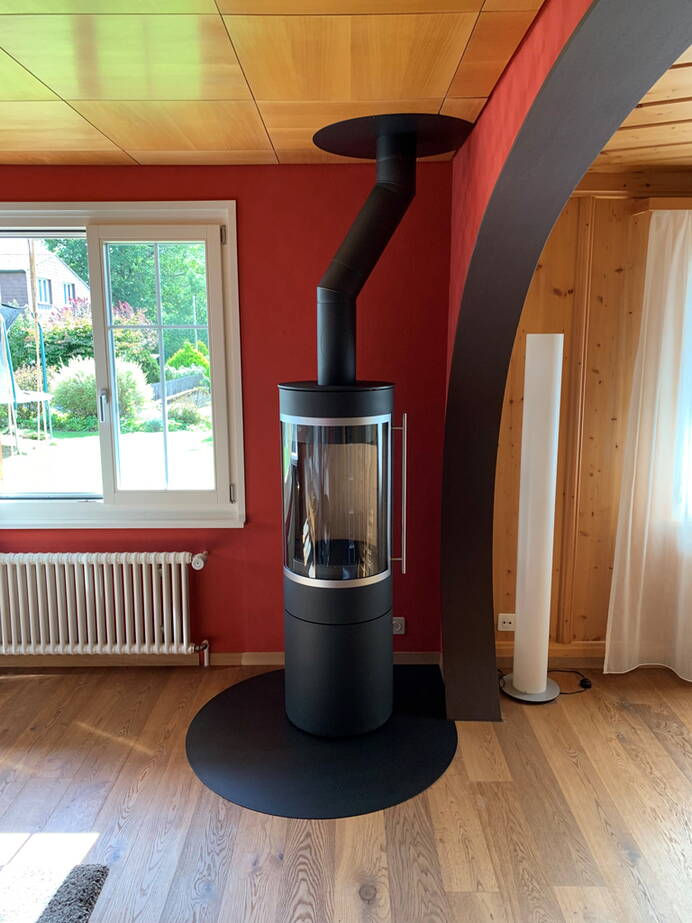 Poêle Cheminée Pular Plus Compact Acier noir Exemple d’installation