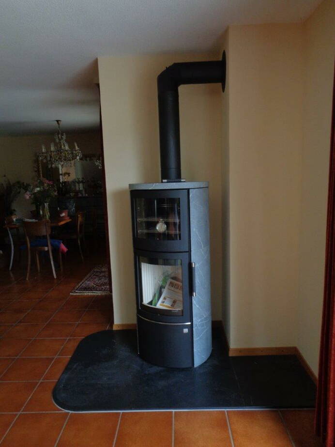 Poêle Cheminée Hark 44-5.Roma GT ECOplus avec four, pierre ollaire Exemple d’installation