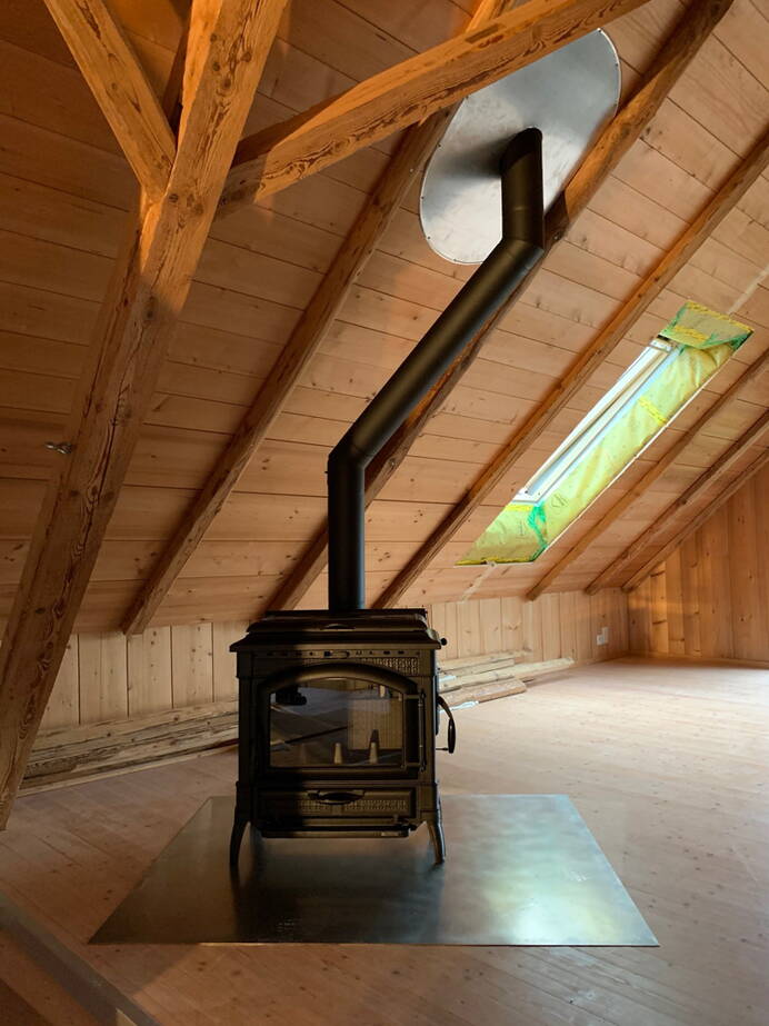 Poêle Cheminée Isotta avec plaque de cuisson fonte noir Exemple d'installation