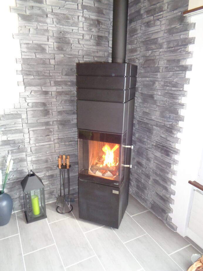 Poêle Cheminée Hark 140 ECOplus Acier noir (pierre d'accumulation 70 kg inclus) Exemple d'installation