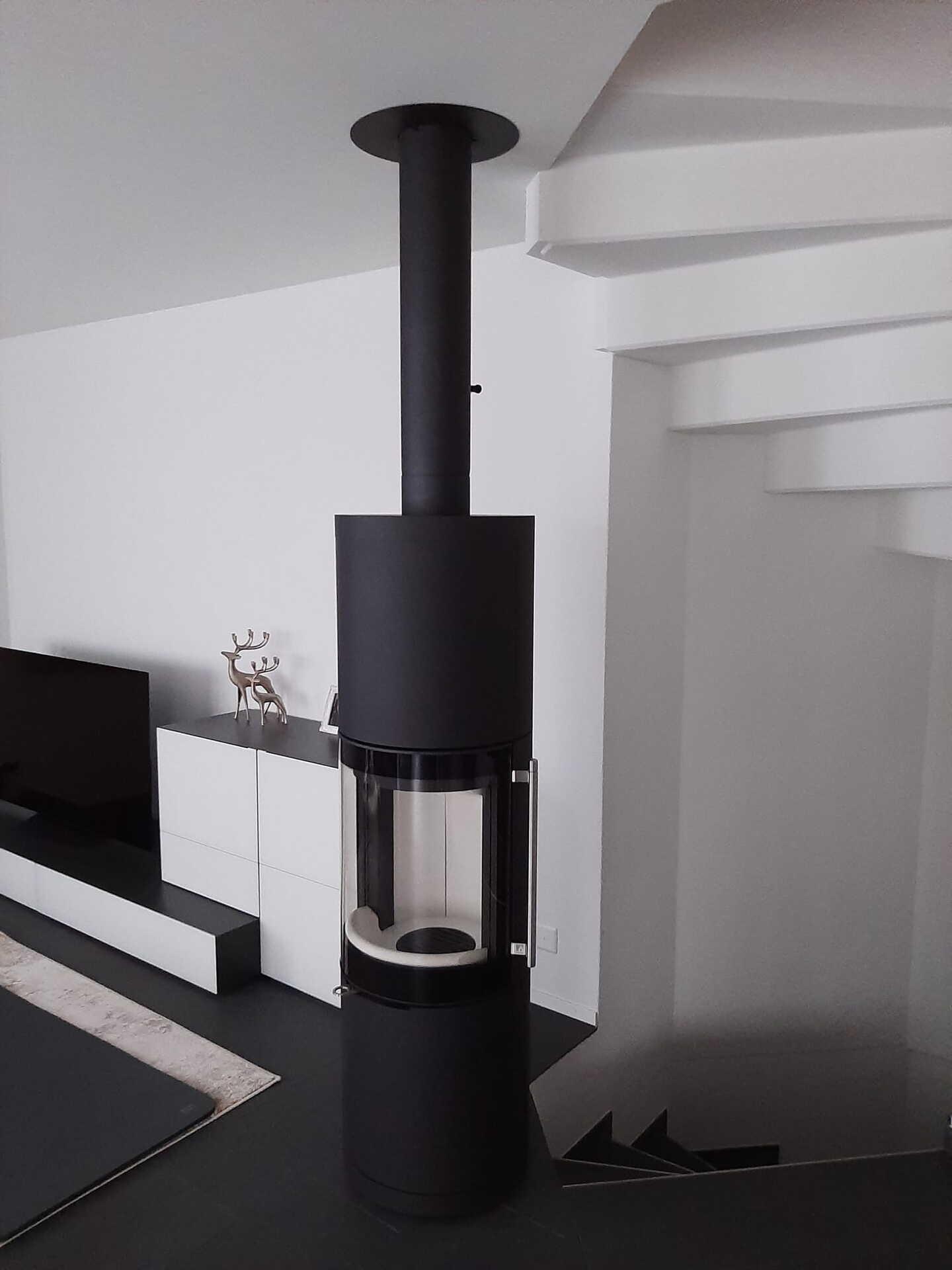 Poêle Cheminée Brunello L Acier noir Exemple d'installation