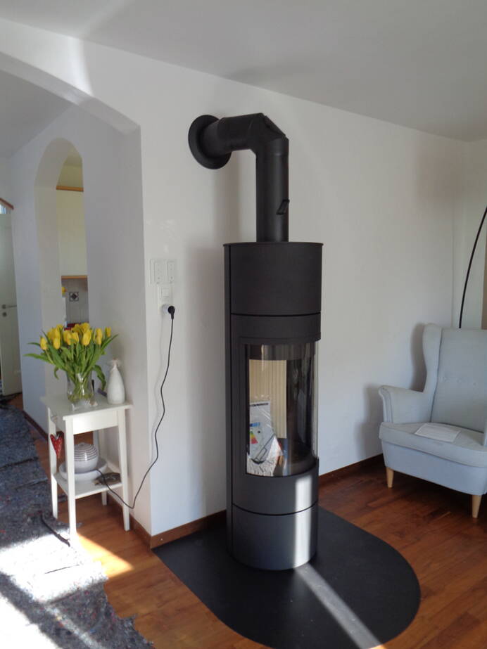 Poêle Cheminée Pular Powerbloc Compact Acier noir Exemple d'installation