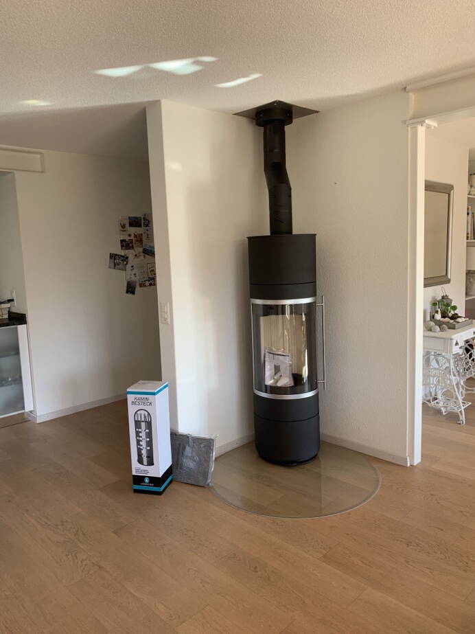 Schwedenofen Pular Powerbloc Compact Stahl schwarz Montagebeispiel