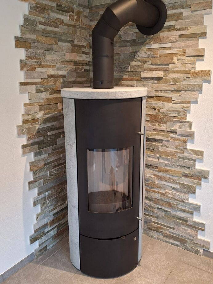 Schwedenofen Termoisotta D.S.A. wasserführend, Guss schwarz Montagebeispiel