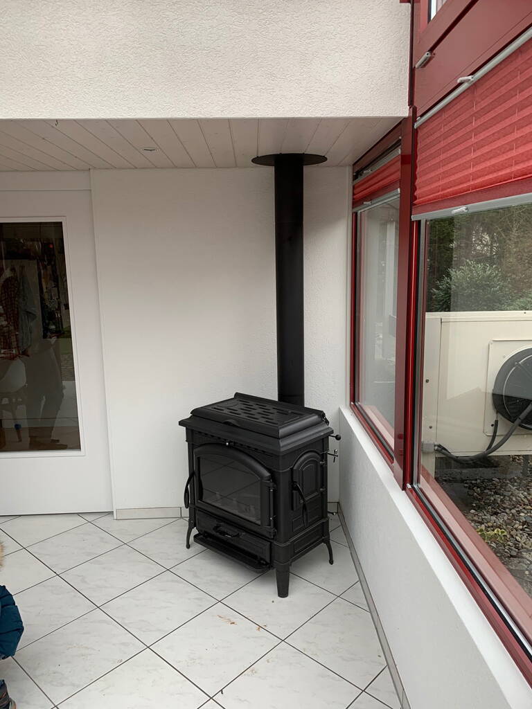 Poêle Cheminée Isotta avec plaque de cuisson fonte noir Exemple d'installation