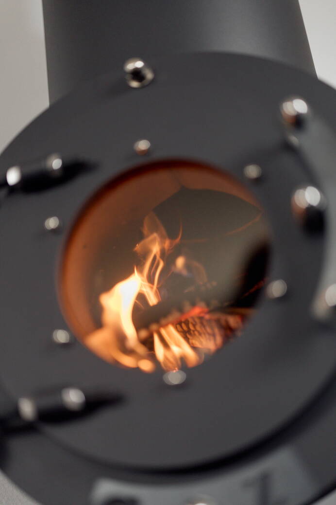 Schwedenofen Firetube Shorty slick, 360° drehbar Stahl schwarz, Grundmodul, Sockel 60 mm hoch Montagebeispiel