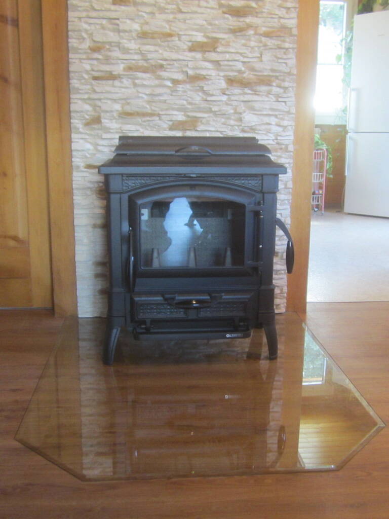 Poêle Cheminée Isetta avec plaque de cuisson fonte noir Exemple d’installation