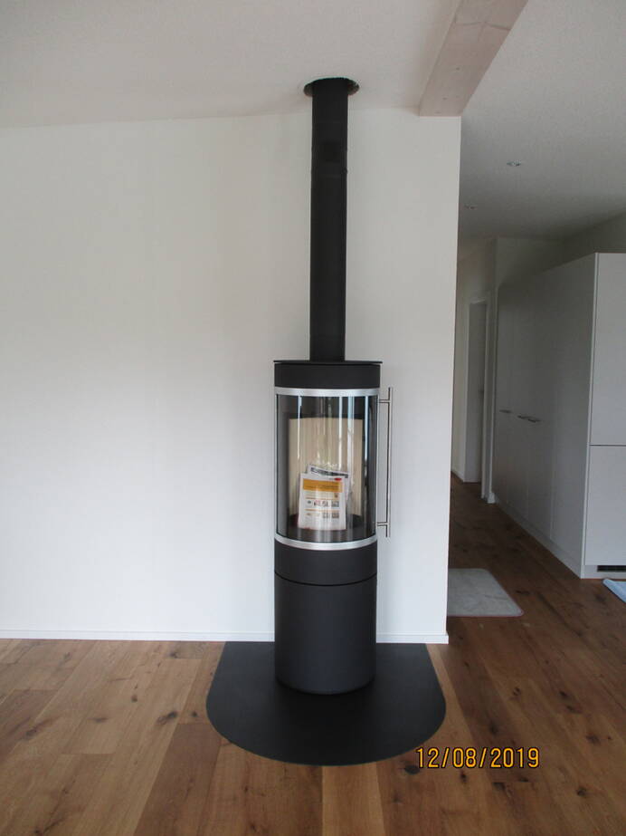 Poêle Cheminée Pular Plus Compact Acier noir Exemple d’installation